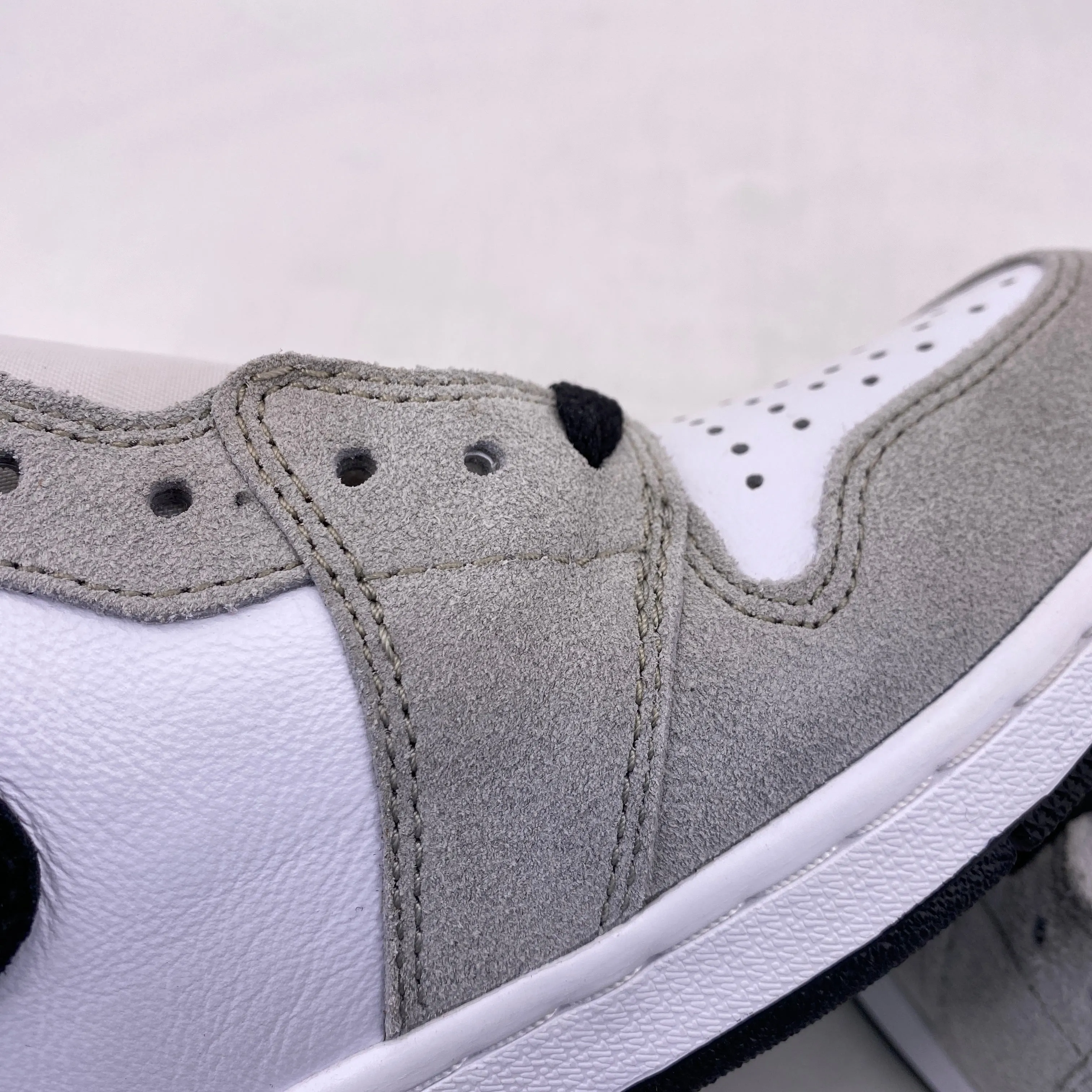 Air Jordan 1 Retro High OG "Light Smoke Grey" 2020 New (Cond) Size 9.5