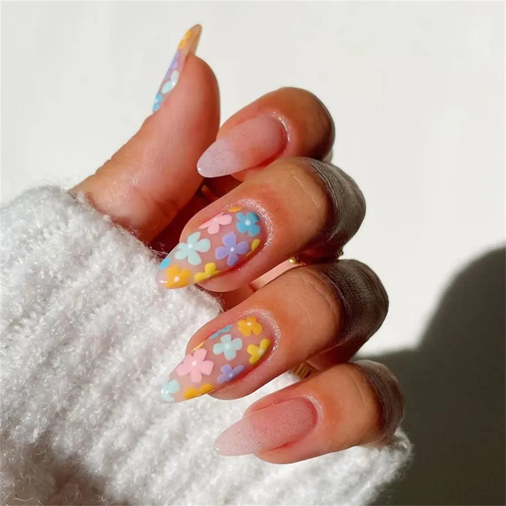 Almond Colorful flowers and flowers are icy in summer