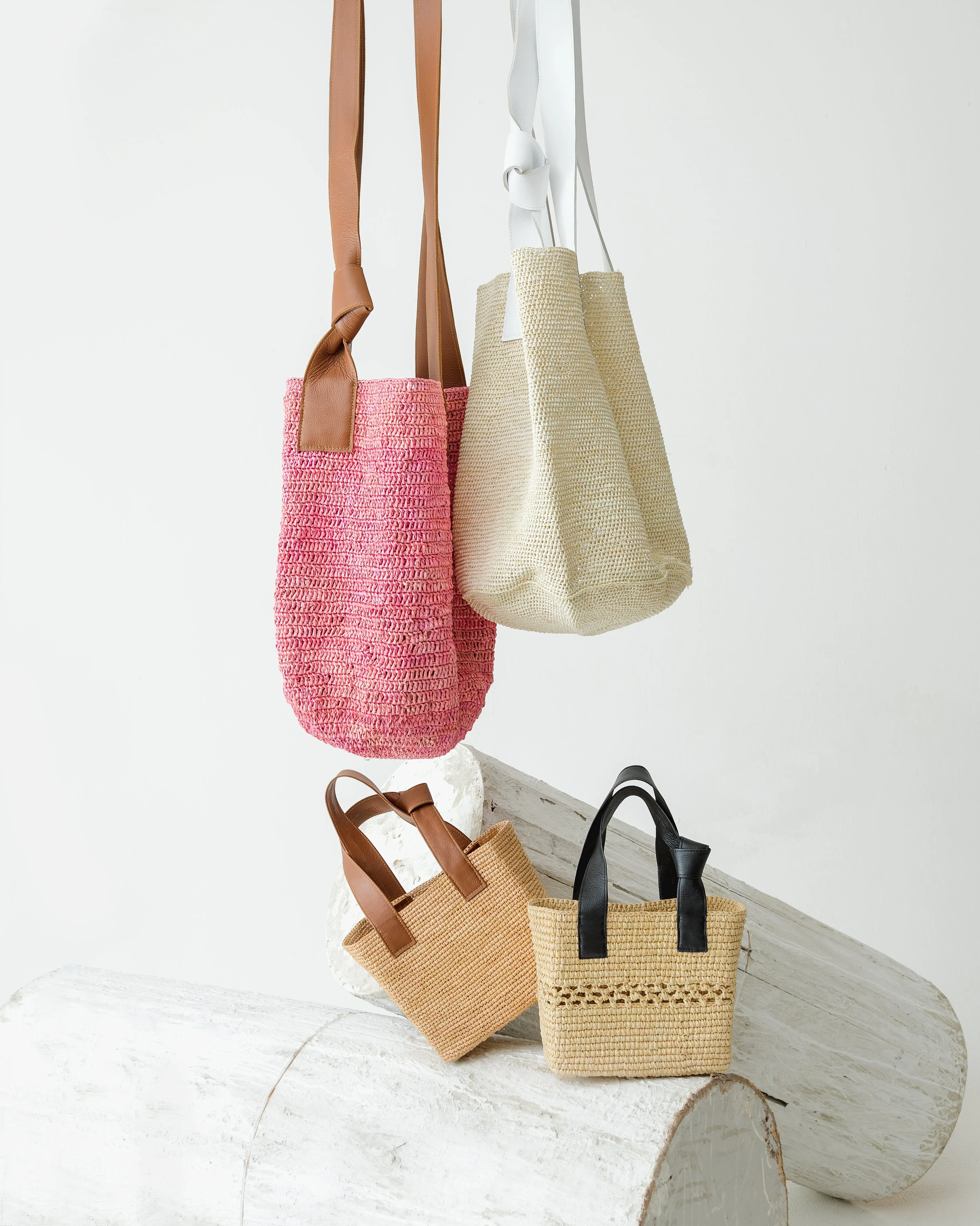 Canasta Calada With Leather Handle and Tied Detail
