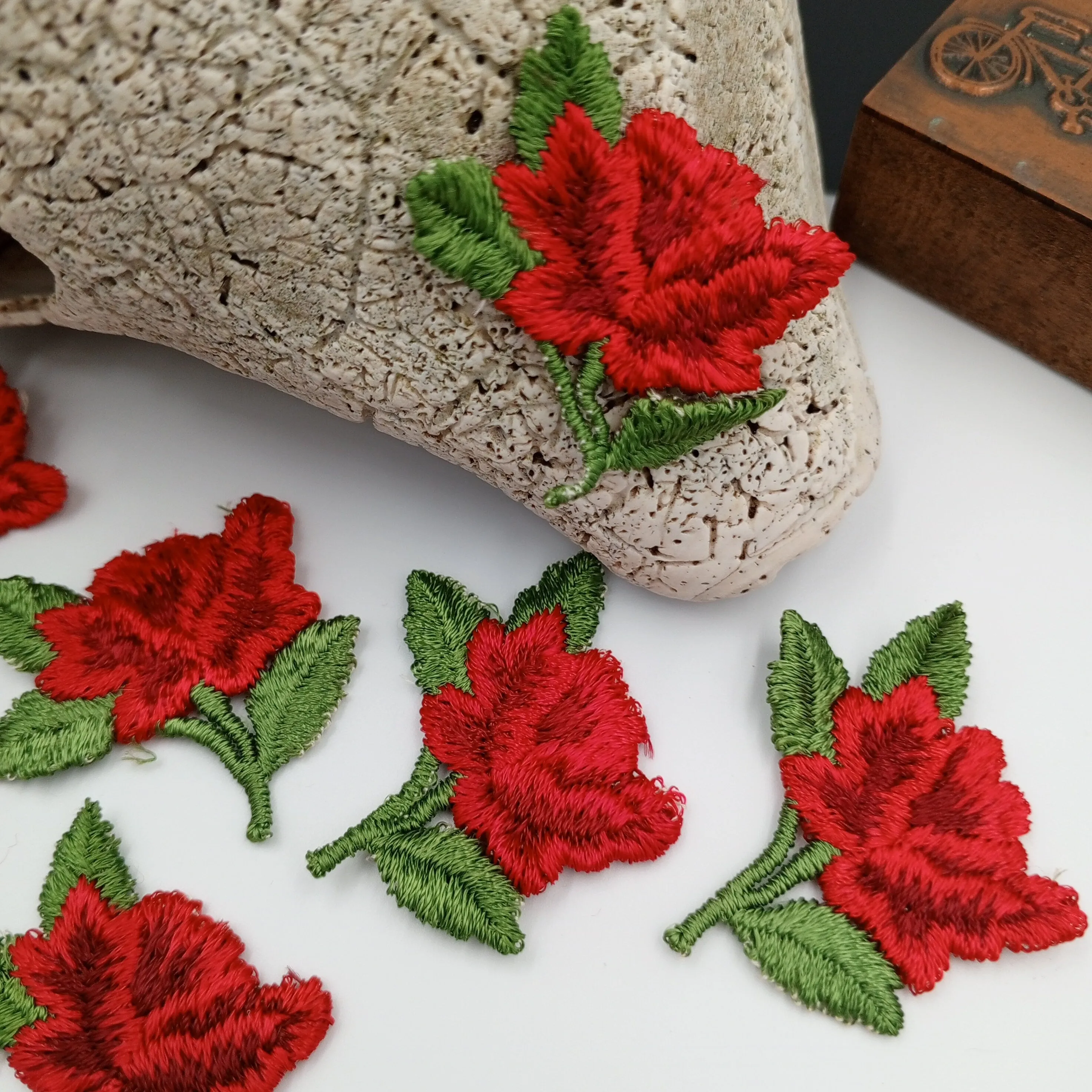 FLORAL VINTAGE applique Green Red Flower Patches #249