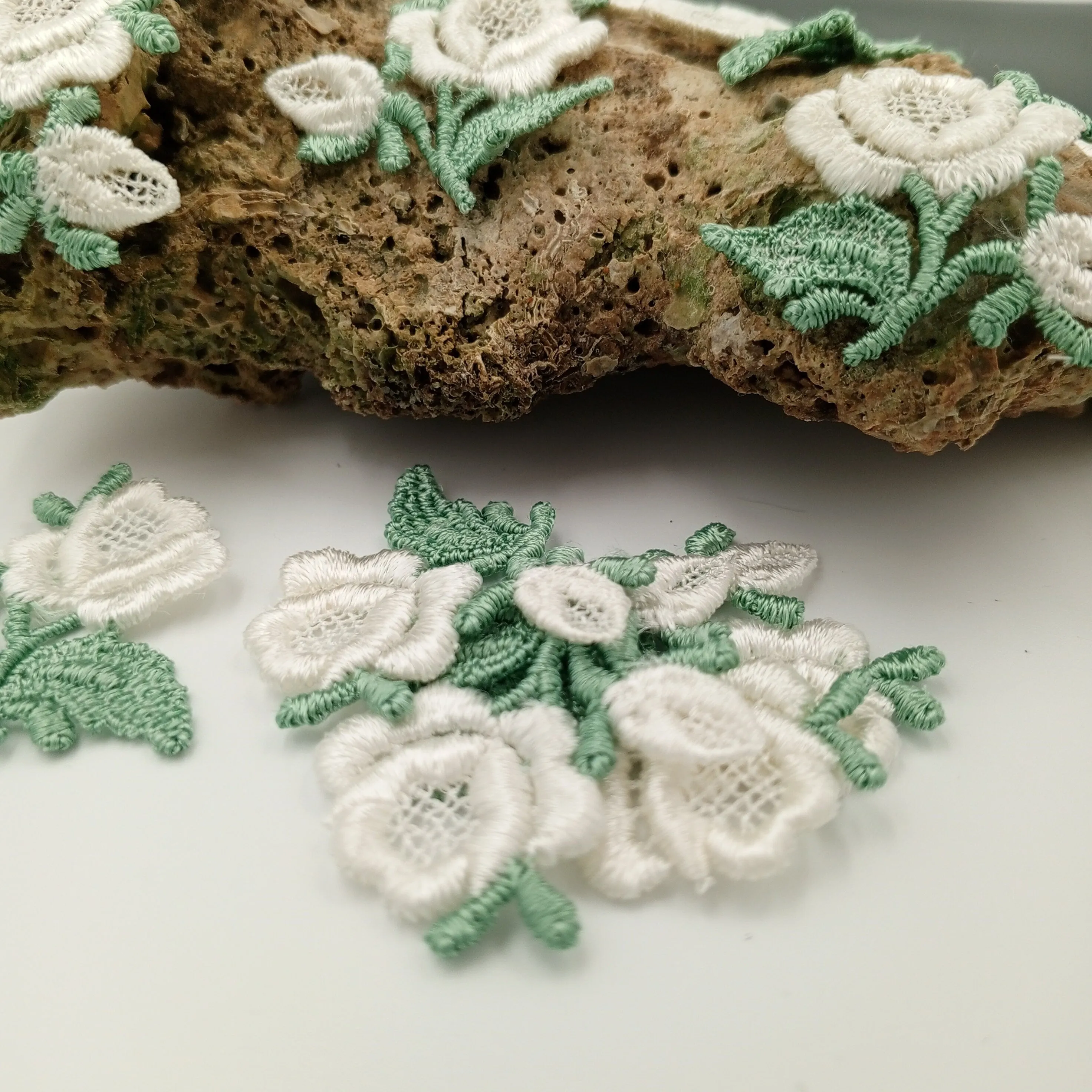 FLORAL VINTAGE applique White Flower Patches #254