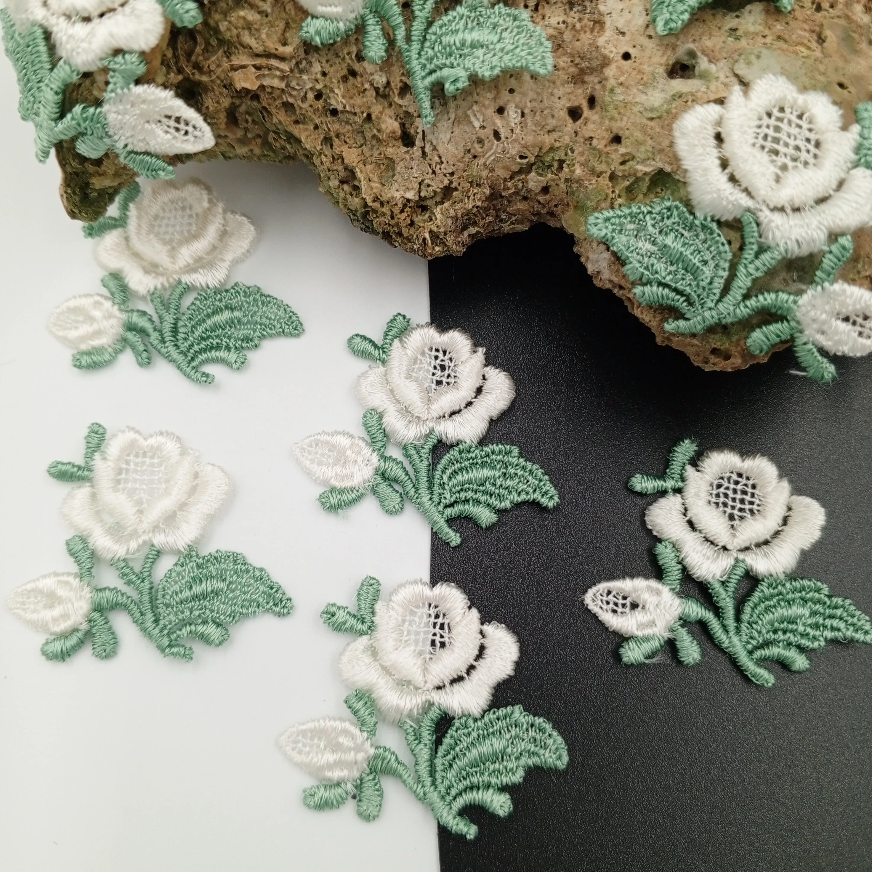 FLORAL VINTAGE applique White Flower Patches #254