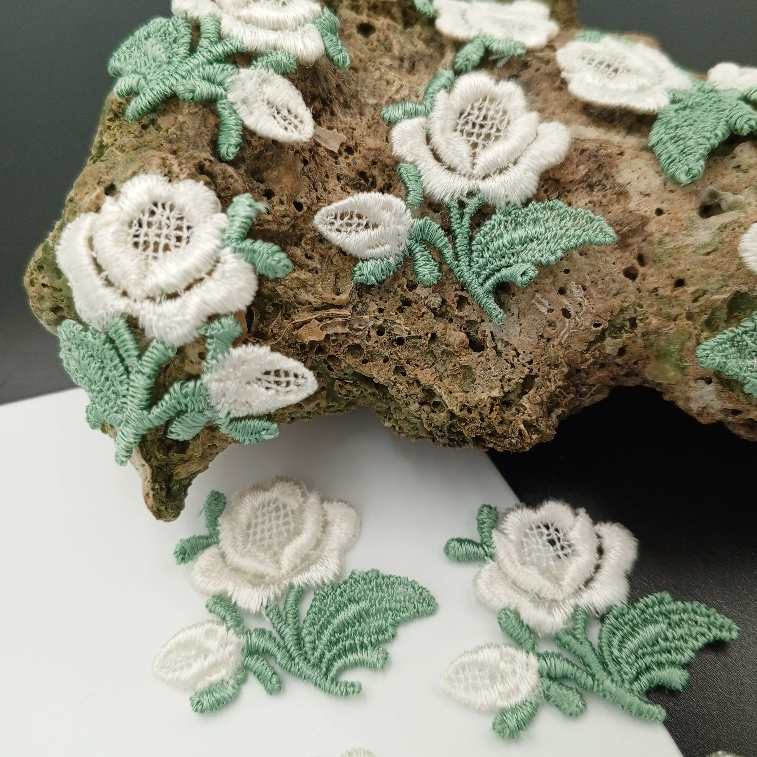 FLORAL VINTAGE applique White Flower Patches #254