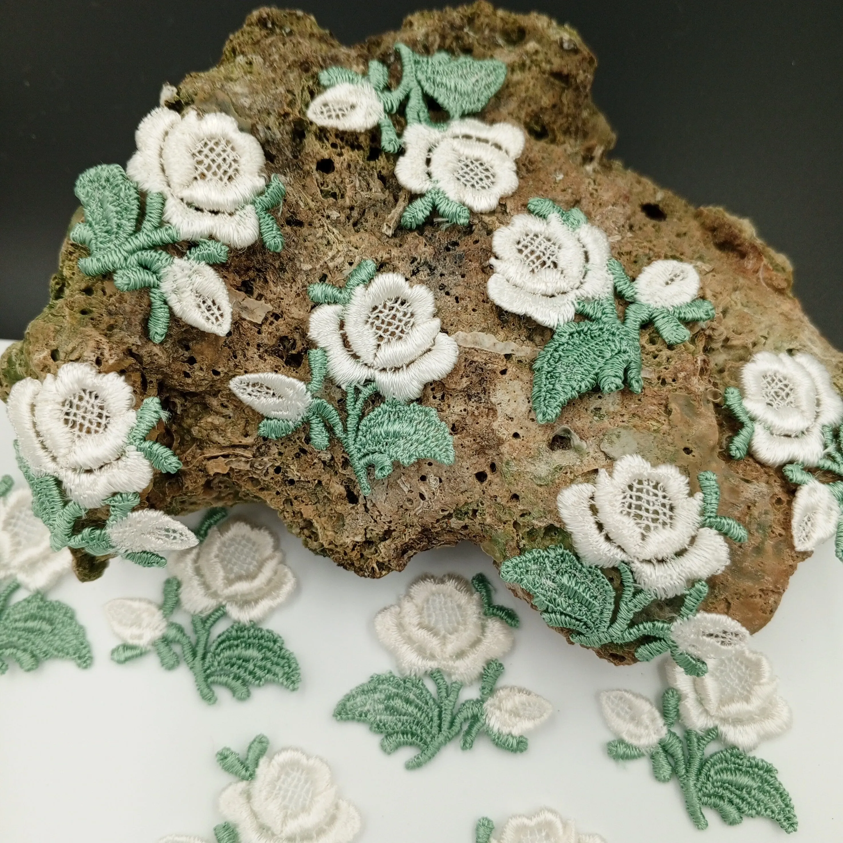 FLORAL VINTAGE applique White Flower Patches #254