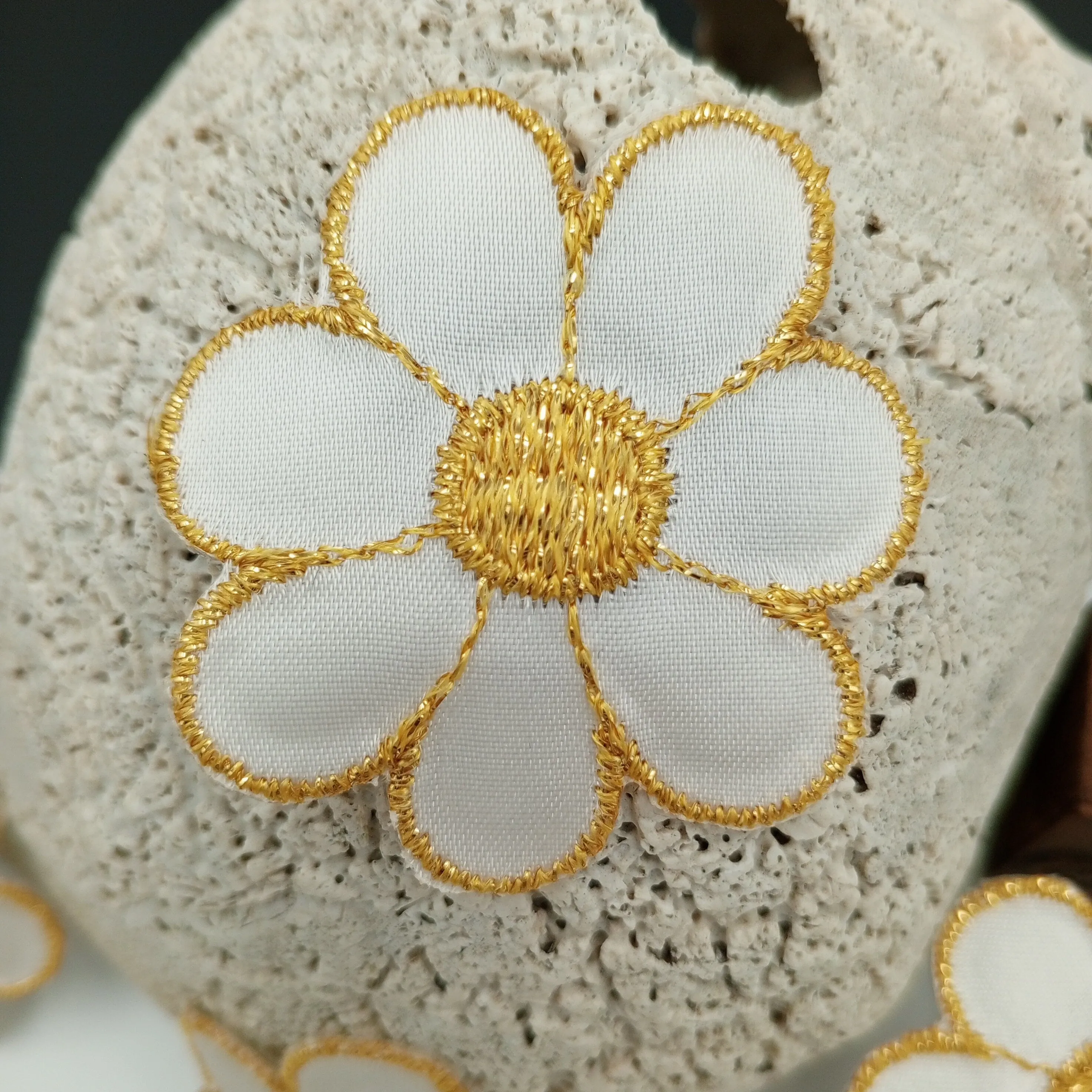 FLORAL VINTAGE appliques gold white flower Patches #263