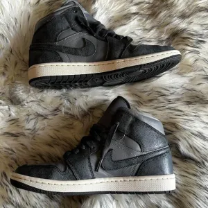 Jordan 1 Mid 'Distressed Smoke Grey'