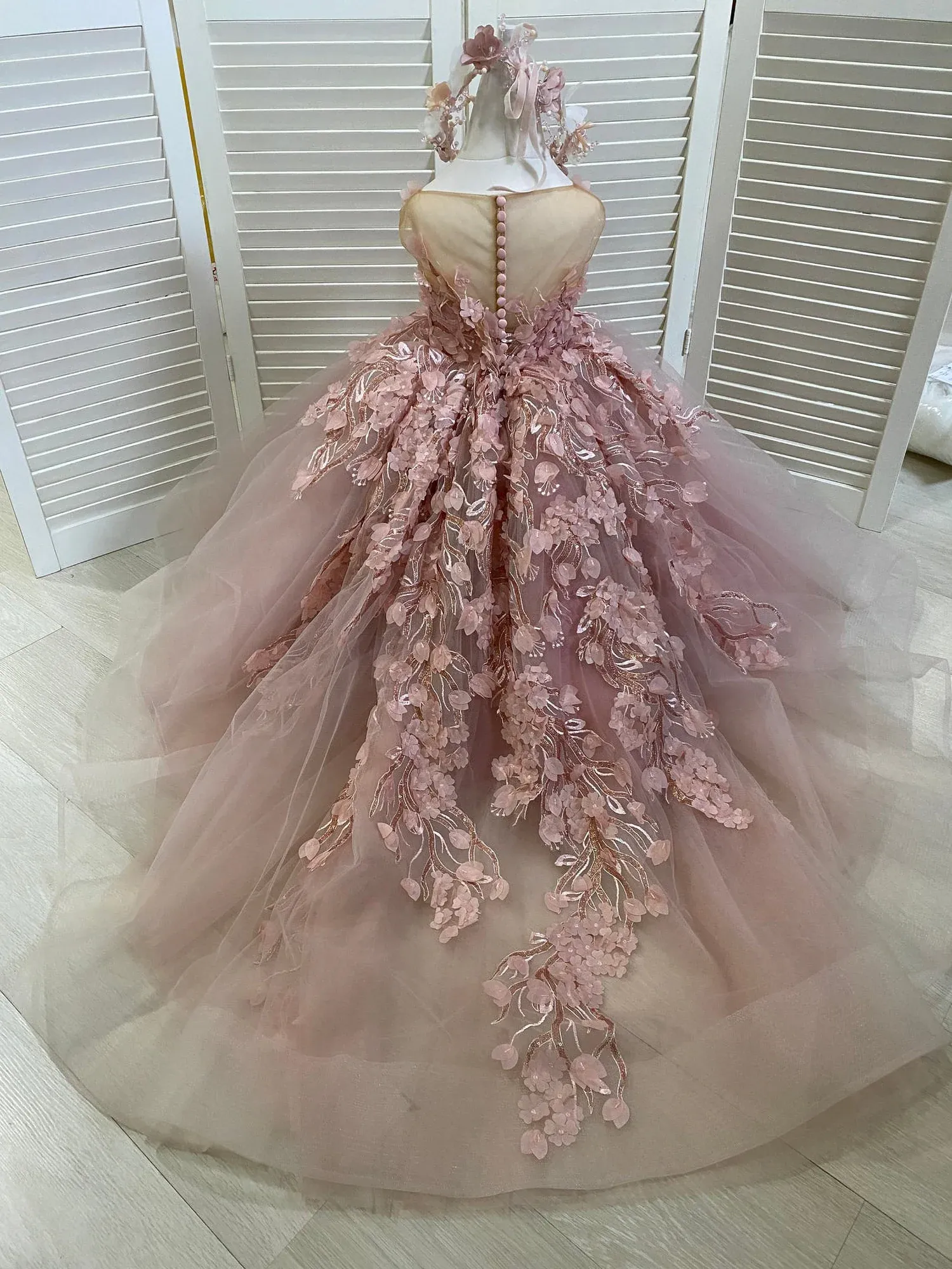 Modest Sleeveless Ball Gown Flower Girls Dress With Appliques