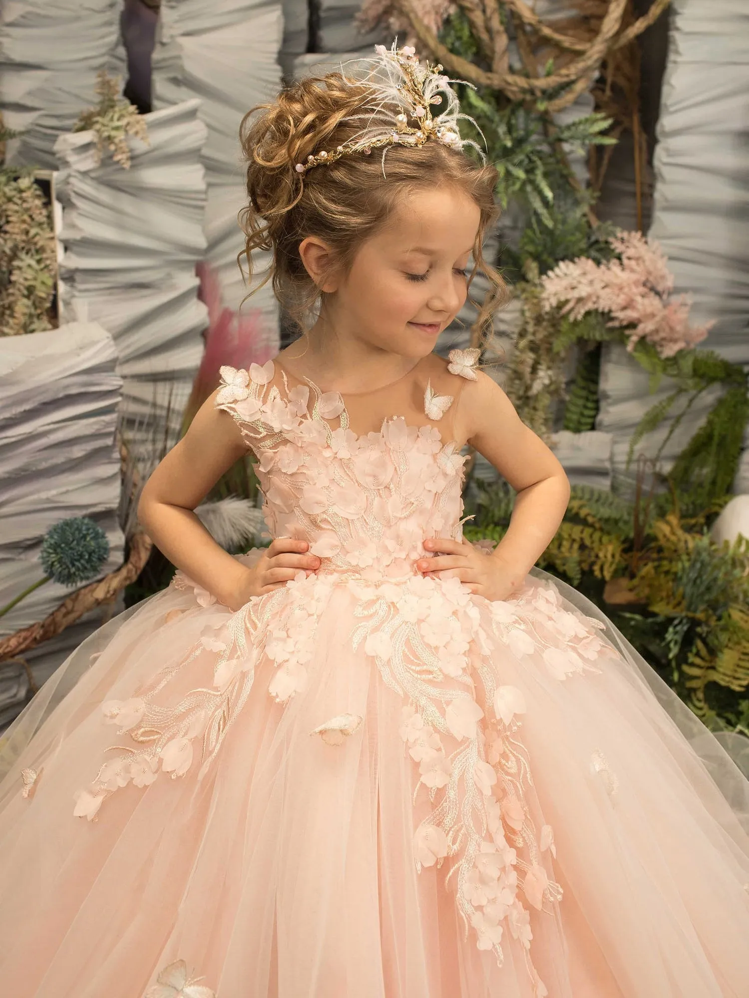 Modest Sleeveless Ball Gown Flower Girls Dress With Appliques