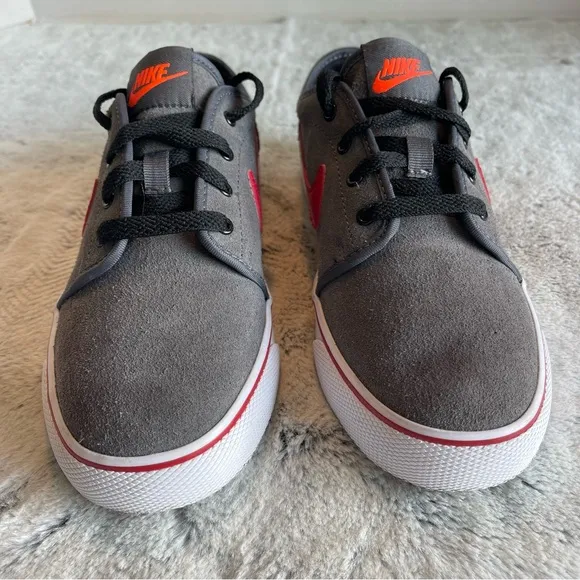 Nike Toki Low Suede Casual shoe . Boys size 5
