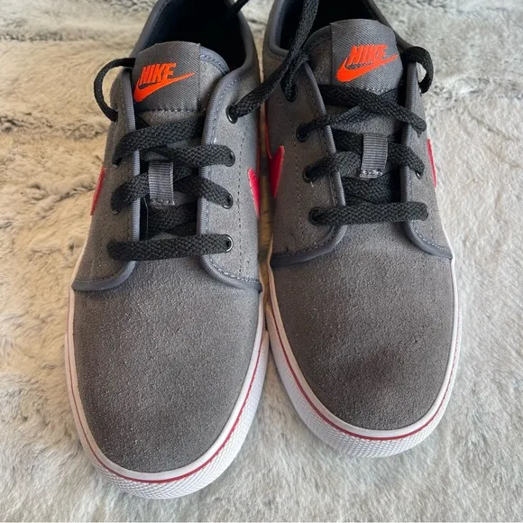 Nike Toki Low Suede Casual shoe . Boys size 5