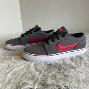Nike Toki Low Suede Casual shoe . Boys size 5