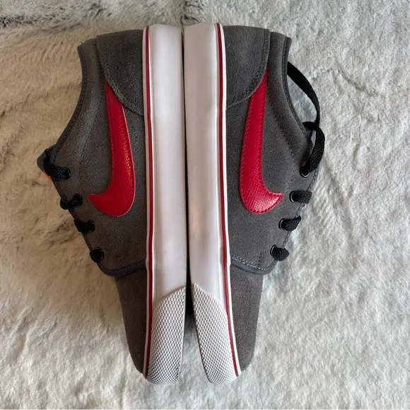 Nike Toki Low Suede Casual shoe . Boys size 5