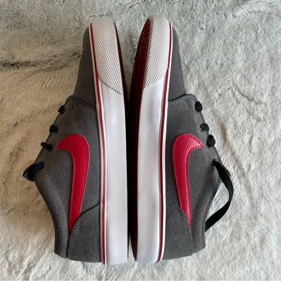 Nike Toki Low Suede Casual shoe . Boys size 5
