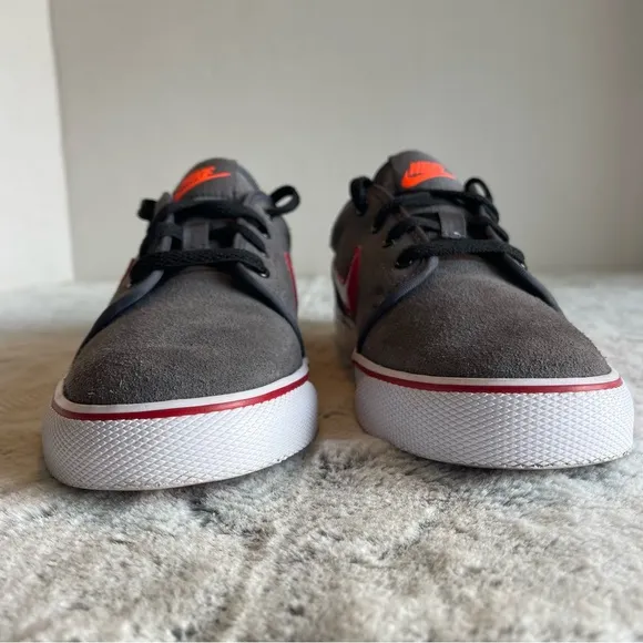 Nike Toki Low Suede Casual shoe . Boys size 5