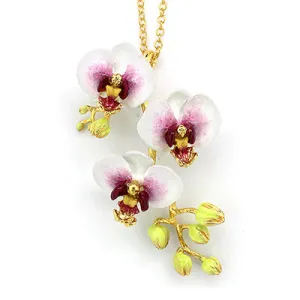 Phalaen White Necklace