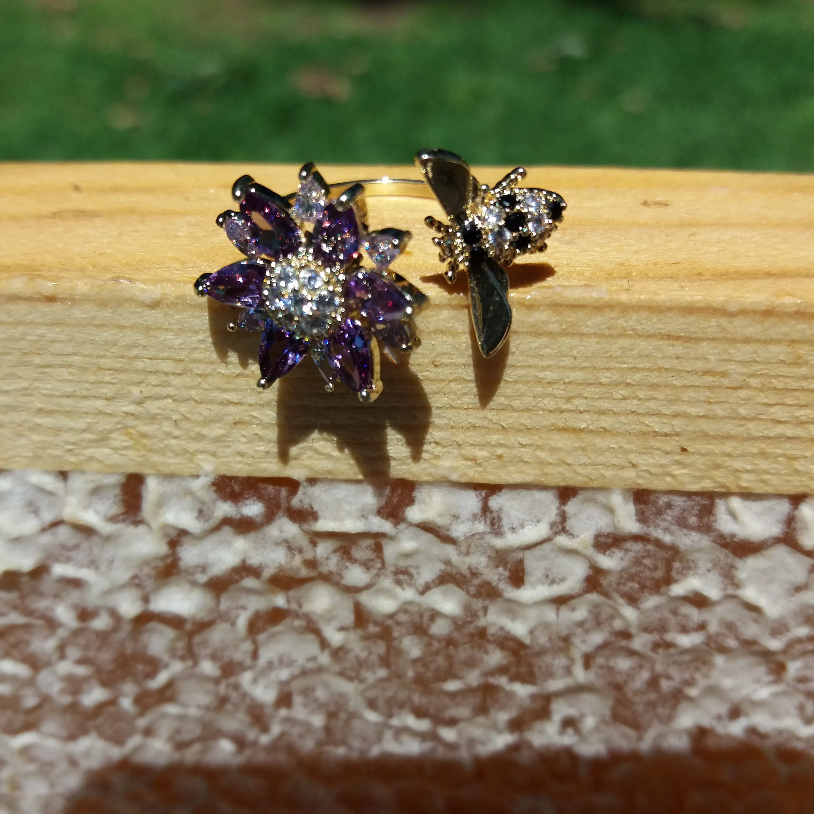 RHINESTONE BEE AND FLOWER RING