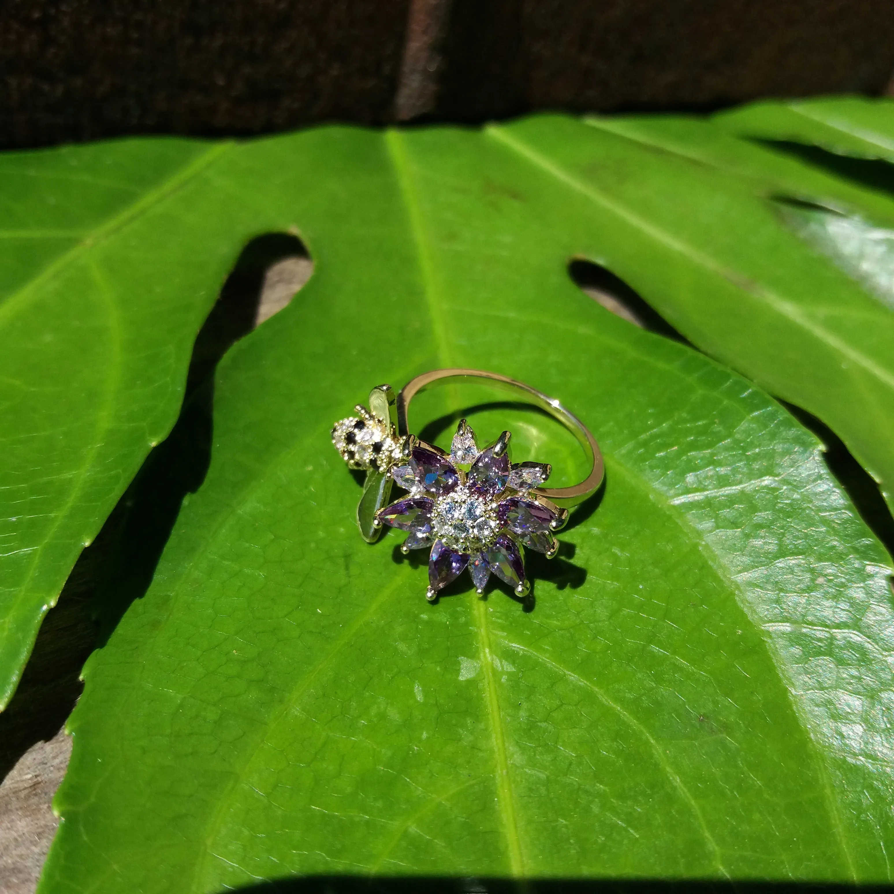 RHINESTONE BEE AND FLOWER RING