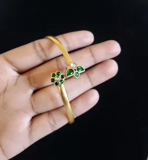 Suvarchala Jadau Kundan Simple Kada Green