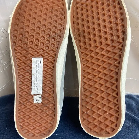 Vans Old Skool Cozy Hug Sherpa Skate Shoe, Unisex, Mens 9.0, Women’s 10.5