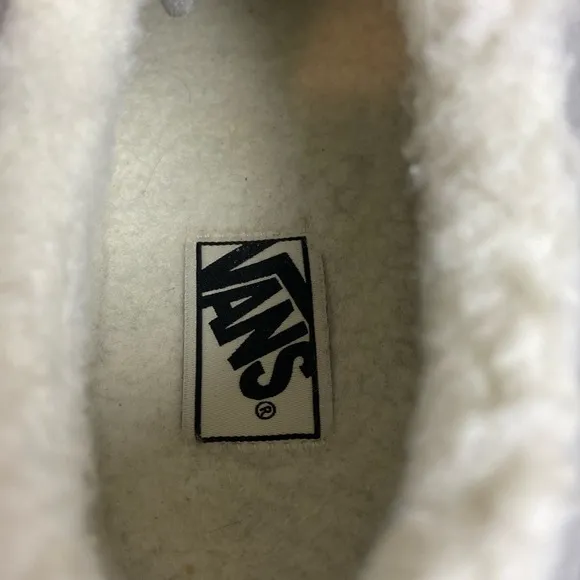Vans Old Skool Cozy Hug Sherpa Skate Shoe, Unisex, Mens 9.0, Women’s 10.5
