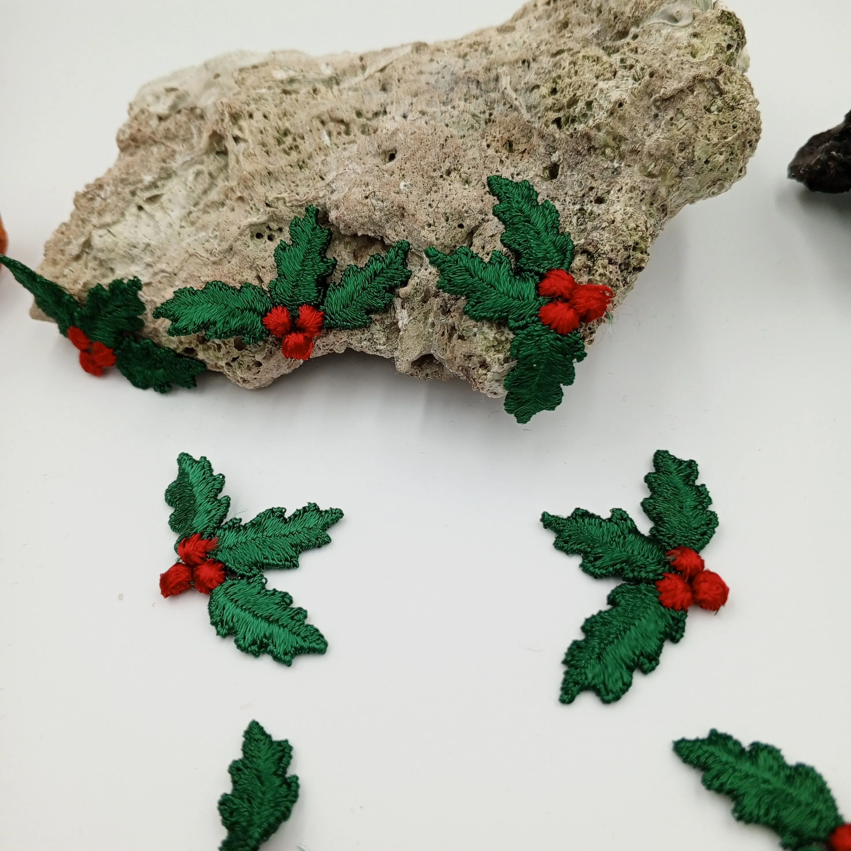 VINTAGE applique red green mistletoe Christmas Patches #351