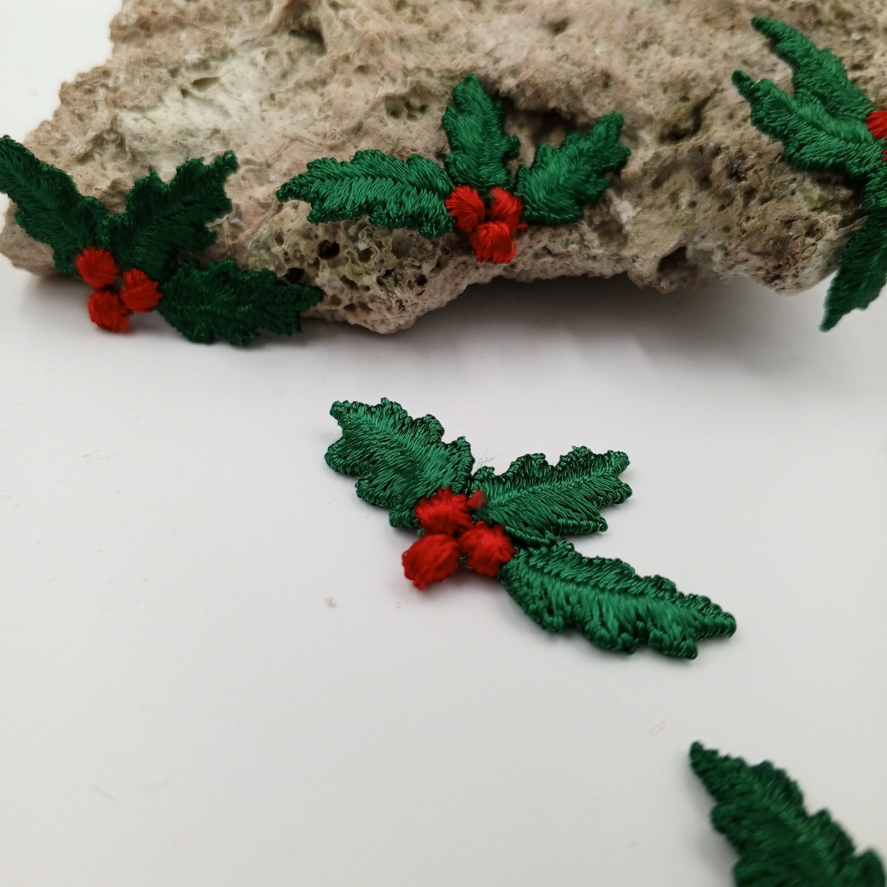 VINTAGE applique red green mistletoe Christmas Patches #351